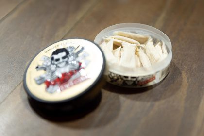 Les sachets de nicotine prisés des jeunes seront interdits en France en 2026