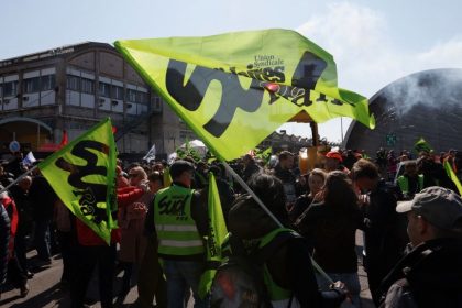 Grèves du 18 septembre : des cheminots envahissent Bercy, « on est rentrés dans la forteresse ! »