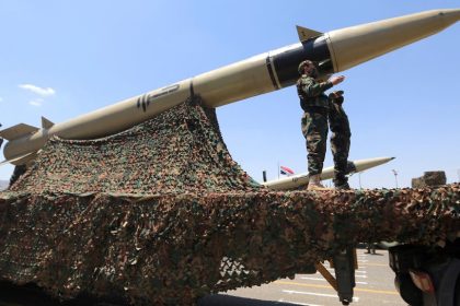 Un missile lancé par les Houthis yéménites atterrit près d&rsquo;un pétrolier en mer Rouge