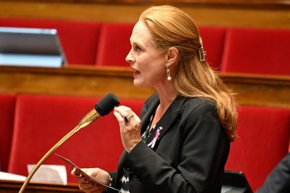 Violette Spillebout, la seule macroniste à s’abstenir sur le vote de confiance, sommée de rendre des comptes à son groupe