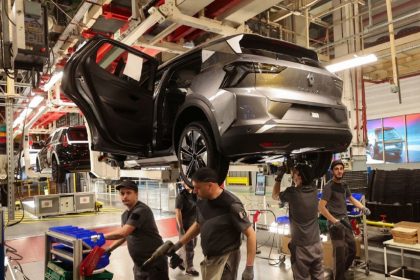 Chute historique des profits de l&rsquo;industrie automobile de 49 % au premier semestre de l&rsquo;année – le secteur en crise