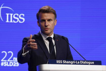 Emmanuel Macron se tourne vers les socialistes pour dénouer la crise politique