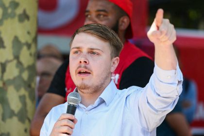 « Je me suis pris trois policiers » : Louis Boyard dénonce un traitement disproportionné pour ses comptes de campagne