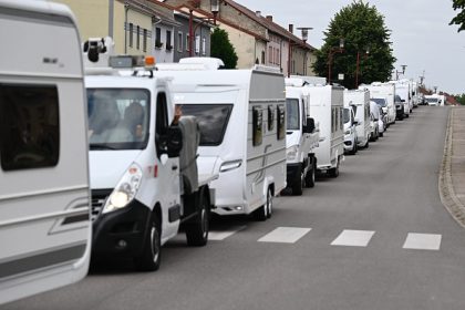 « On se sent un peu seul devant ce fléau » : un maire bloque l’accès aux caravanes en s’asseyant au milieu de la route