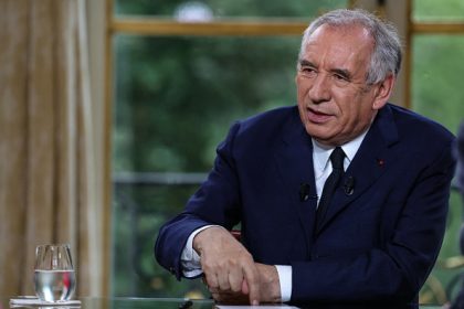 François Bayrou face à l&rsquo;impasse : des consultations sans espoir avant le vote de confiance