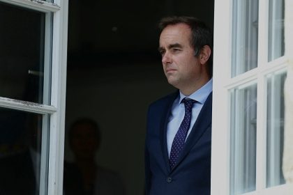Emmanuel Macron nomme un proche, Sébastien Lecornu, à Matignon, un pari à haut risque