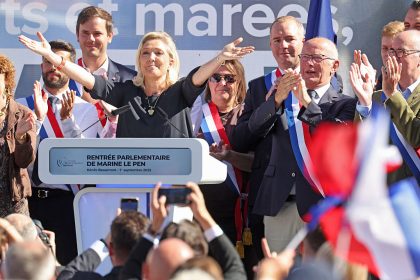 Marine Le Pen prête à se « sacrifier » pour « une alternance aussi rapide que possible »
