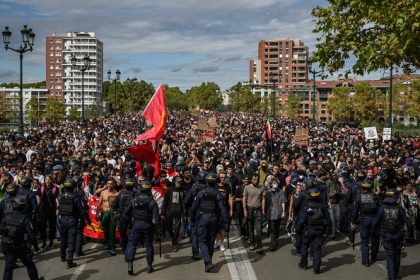 « Bloquons tout » à Toulouse : une femme bousculée et traitée de « facho » pour avoir brandi un drapeau français