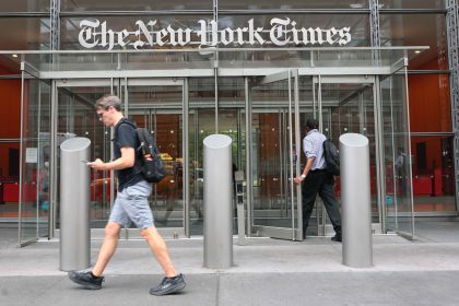Donald Trump dépose une plainte en diffamation de 15 milliards de dollars contre le New York Times