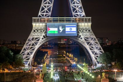 Paris projette les drapeaux palestinien et israélien sur la tour Eiffel
