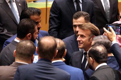 ONU : la poignée de main entre Emmanuel Macron et l’ancien chef djihadiste Ahmed al-Charaa fait polémique