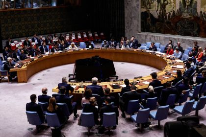 L’ONU rétablit l’embargo sur les armes et impose des sanctions à l’Iran en raison de son programme nucléaire