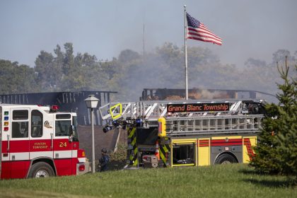 Drame dans une église du Michigan : quatre victimes et huit blessés après une fusillade et un incendie volontaire ; l’auteur présumé identifié