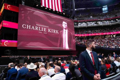 Charlie Kirk célébré pour sa foi et son courage lors d’une cérémonie devant des dizaines de milliers de personnes
