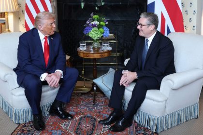 Donald Trump se concentre sur les affaires lors de sa rencontre avec Keir Starmer, le dernier jour de son voyage au Royaume-Uni