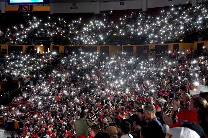 Des milliers de personnes rendent hommage à Charlie Kirk lors d’une veillée en Arizona