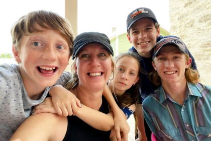 Éducation sans écran : quand une mère impose 5 étapes de maturité avant d’autoriser le téléphone