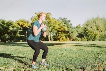 Cinq exercices avec un seul poids pour se muscler facilement