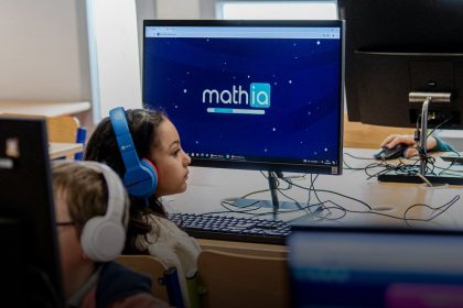 Alors que les écoles augmentent leur utilisation de l’IA, les experts mettent en garde contre son impact sur le développement des enfants