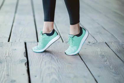 Exercice des chutes de talons : un geste simple pour renforcer les os et prévenir l’ostéoporose