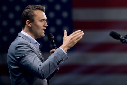 Assassinat de Charlie Kirk : des Américains sanctionnés pour avoir justifié la mort de l’influenceur