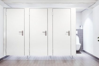 Sièges de toilettes publiques : vrais risques ou fausses peurs pour votre santé ?