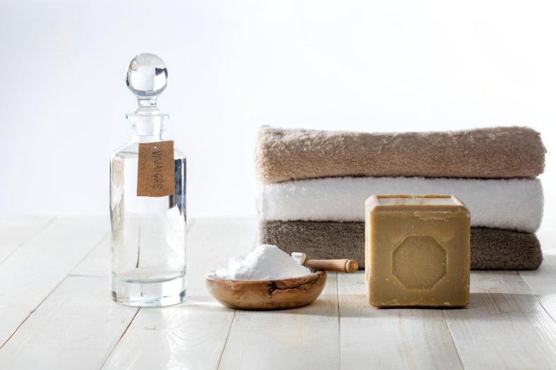 Vinaigre blanc : l’ingrédient inattendu économique qui redonne éclat, douceur à votre linge