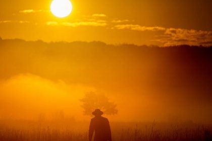 Lumière du matin et pieds nus sur la terre : les bienfaits d’un rituel ancestral