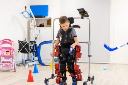 Alejandro, 6 ans, remarche grâce à la robotique
