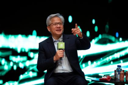 Le patron de Nvidia espère vendre des puces Blackwell à la Chine, des élus réclament des restrictions