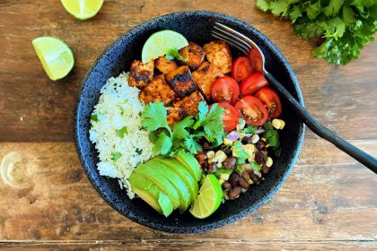 Tofu, riz à la coriandre et salsa de maïs : l’art du bol complet