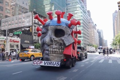 Des dissidents chinois manifestent à l’ONU en utilisant l’art et en apportant leur témoignage alors que le Premier ministre chinois était en visite à New York