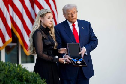 Donald Trump décerne à titre posthume à Charlie Kirk la Médaille présidentielle de la Liberté