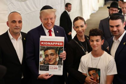Donald Trump accueille l’ex-otage Edan Alexander lors de l’anniversaire du 7 octobre