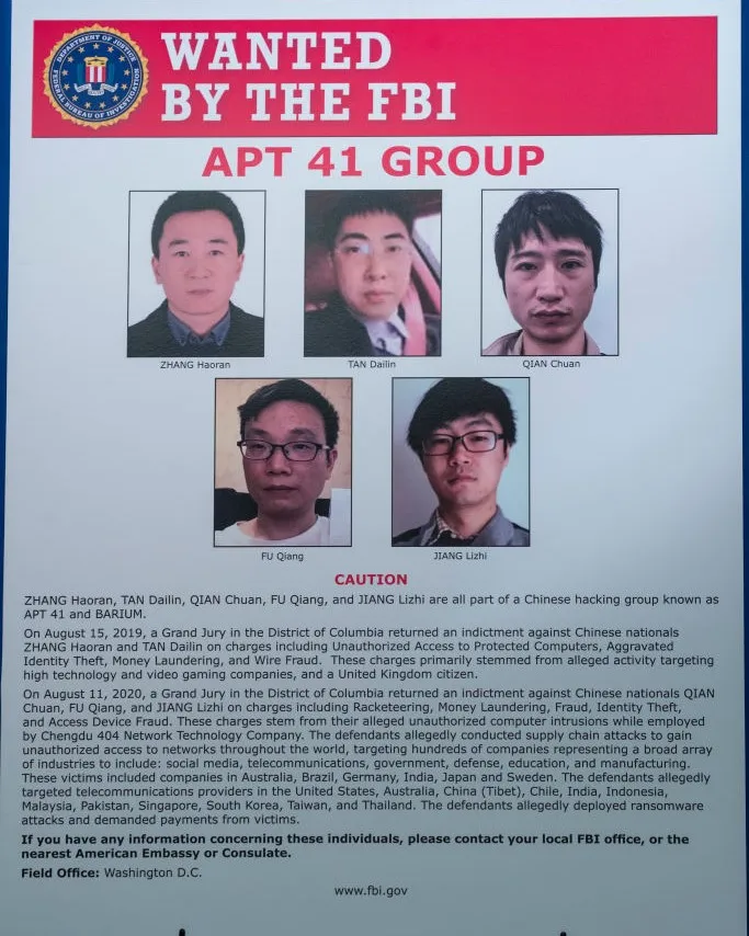Le ministère de la Justice annonce des inculpations et des arrestations liées à des campagnes d'intrusion informatique en lien avec la ChineWASHINGTON, DC - 16 SEPTEMBRE : Une affiche «&nbsp;Recherché&nbsp;» est affichée alors que le procureur général adjoint Jeffery Rosen s'adresse aux médias au sujet des inculpations et des arrestations liées à une campagne d'intrusion informatique liée au gouvernement chinois menée par un groupe appelé APT-41 au ministère de la Justice, le 16 septembre 2020 à Washington. Le ministère de la Justice a rendu publiques mercredi les accusations portées contre cinq citoyens chinois accusés d'avoir piraté plus de 100 entreprises aux États-Unis et qui seraient membres d'une opération plus vaste connue sous le nom d'APT-41. (Photo de Tasos Katopodis-Pool/Getty Images)