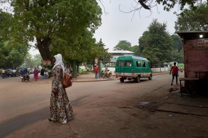 Au Mali, le JNIM, affilié à Al-Qaïda, impose le port du voile et la séparation avec les hommes dans les transports
