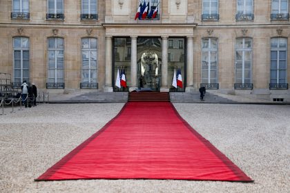 Présidentielle 2027 : le RN largement en tête, Raphaël Glucksmann talonne Édouard Philippe