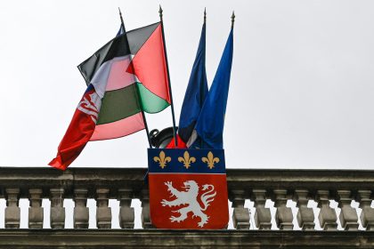 Drapeau français au fronton des mairies : la sénatrice Sylviane Noël veut bannir les étendards étrangers