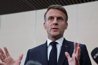 Emmanuel Macron brandit la menace de la dissolution en cas de censure