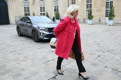 Marine Le Pen se présente à Matignon avec un petit chat