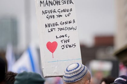 « J’ai tué deux Juifs au nom de l’État islamique » : l&rsquo;assaillant d&rsquo;une synagogue de Manchester se réclamait de l&rsquo;État islamique