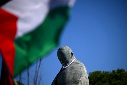 « Fasciste » : vandalisme sur la statue de Jean-Paul II, lors d’une marche pro-Palestine à Rome