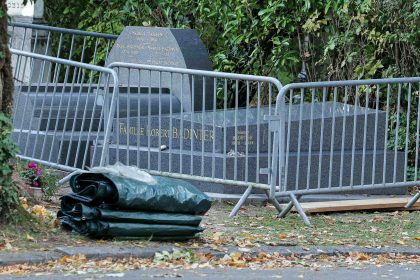 Profanation de la tombe de Robert Badinter : indignation et condamnation unanimes de la classe politique