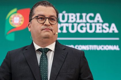 Le Portugal prévoit des excédents publics, va augmenter les retraites et baisser les impôts
