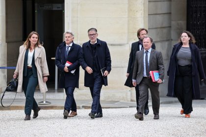 Réunion de crise à l’Élysée : les forces politiques, exclus le RN et LFI, autour d’Emmanuel Macron
