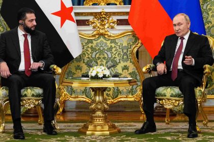 Vladimir Poutine reçoit à Moscou le président intérimaire syrien pour leur première rencontre depuis la chute d’Assad