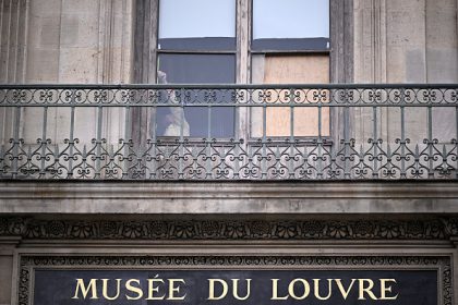 Vol des bijoux du Louvre à Paris : la sécurité des musées en cause