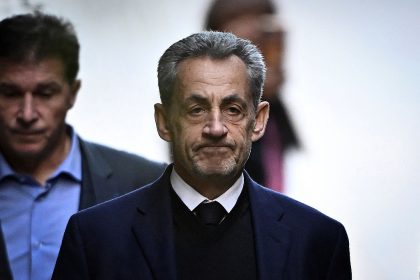 « Réveille-toi Sarko ! » : Nicolas Sarkozy harcelé par ses codétenus lors de sa première nuit en prison