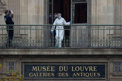 Cambriolage au Louvre: un « commando » de quatre personnes recherché
