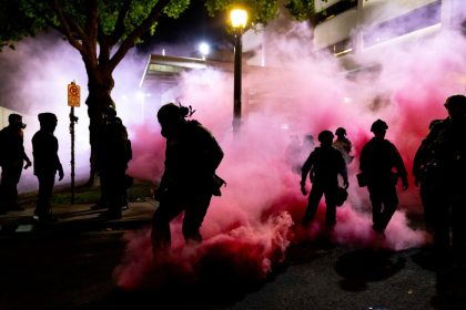 La police aux frontières confrontée à des manifestations continues à Portland alors qu’un juge bloque le déploiement de la Garde nationale